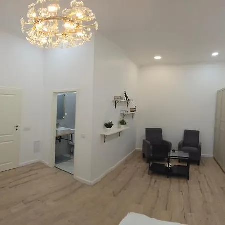 Oak Tree Apartment *