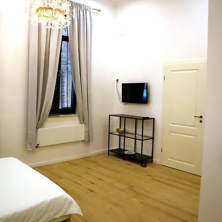 Oak Tree Apartment *