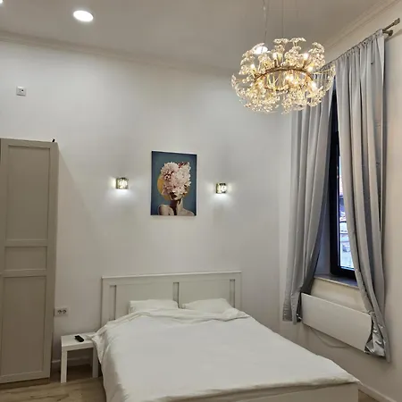 Oak Tree Apartment *