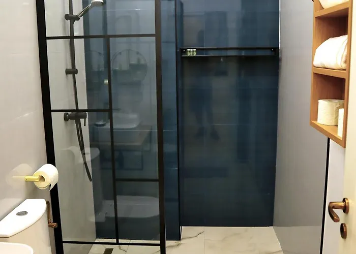 Oak Tree Apartment *